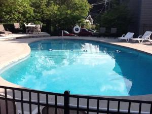 Retro and Relaxed Studio Condo for 2 - Park Views, Pools & Wifi