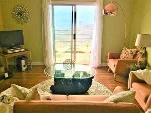 Retro and Relaxed Studio Condo for 2 - Park Views, Pools & Wifi