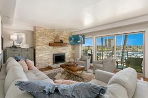 Oceanfront dining, shopping, Pool, spa, and sauna on site!- The Harbor Penthouse