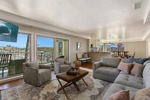 Oceanfront dining, shopping, Pool, spa, and sauna on site!- The Harbor Penthouse