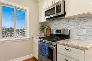Oceanfront dining, shopping, Pool, spa, and sauna on site!- The Harbor Penthouse