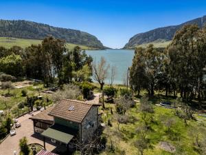 Chalet by The Lake & Jacuzzi