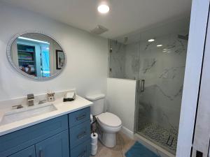 Dreamy Condo 2 minute walk to Beach w King Size Bd