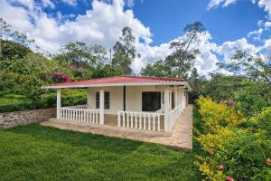 Quiet country villa with amazing views
