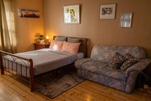 Unique Mailo House & Cottage