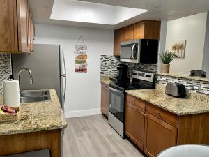 Enchanting- 2 Bedroom Condo with Pool