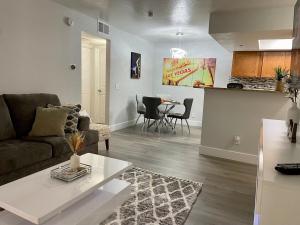 Enchanting- 2 Bedroom Condo with Pool