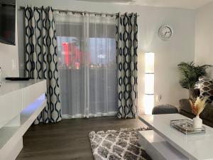 Enchanting- 2 Bedroom Condo with Pool