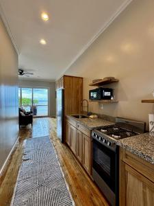Quatro Vista A2 Oasis Modern 900sqft Oceanfront Suite & Bunks