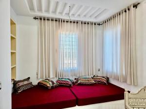 ViLLA DE MAITRE STYLE ARABE 4 SUITES PISCINE GRAND JARDIN