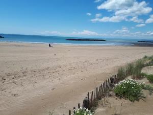 Aurora, magnifique, classé 3 étoiles, 6 personnes, accès direct plage, parking privé, vue mer à travers la pinède