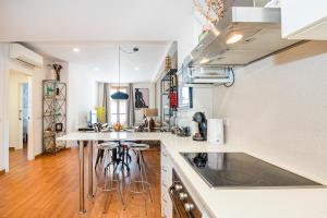 Renovated apartment in Sitges Centre, Beach and train 3 minutes away