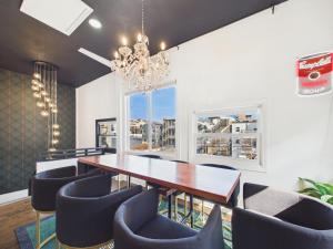 Wrigleyville Art Deco Suite Garage