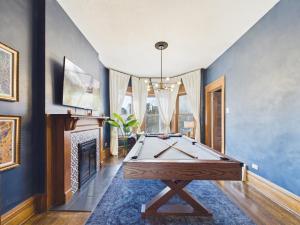 Wrigleyville Art Deco Suite Garage