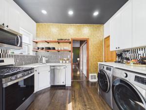 Wrigleyville Art Deco Suite Garage