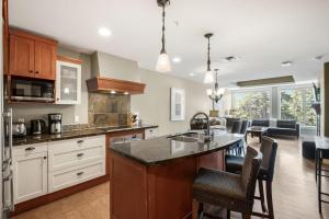 Star Suite -Luxurious condo with 3 fireplaces, and open Pool!