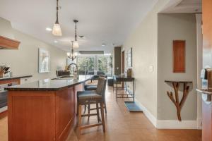 Star Suite -Luxurious condo with 3 fireplaces, and open Pool!