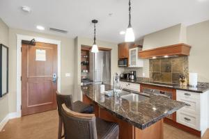 Star Suite -Luxurious condo with 3 fireplaces, and open Pool!