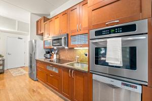 Luxury Fulton Market Condo - Prime Location