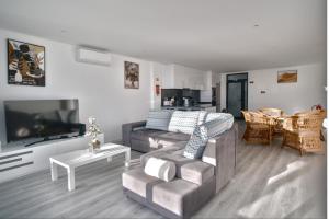 Sunset Viewpoint, New Home with Stunning Sea Views