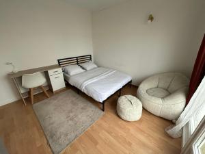 Chambre meublée avec balcon