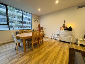 Mascot Spacious 3B2B Apt near Airport with Parking