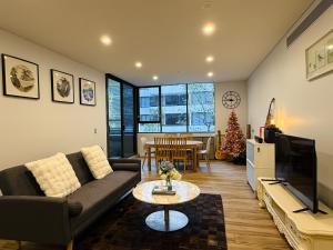 Mascot Spacious 3B2B Apt near Airport with Parking