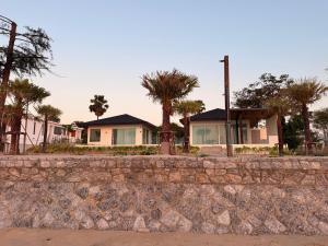 Wind Haus Beachfront Villa