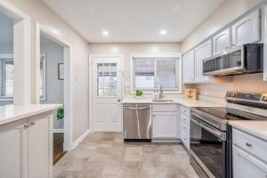 8 Bells Bungalow - Cozy, Stylish, Prime Location