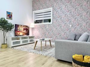 4BR Coach House - Hot Tub Fire Pit & Theatre