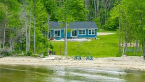 Bayside Bear- Bayfront Escape, Hot Tub, Kayaks, Dogs Welcome