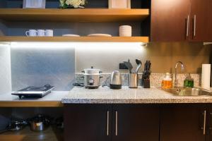 Kasara Luxe Suites Pasig near Ortigas and BGC Pool Netflix Fast Wifi