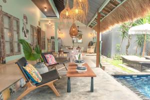 Seminyak Beach Seagrass Villa 4BR - pool & staff