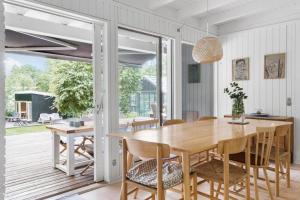 Summer House With Enclosed Garden In Tisvildeleje