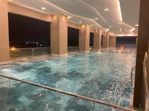 Phòng VIP view sông trong căn hộ cao cấp có hồ bơi và xông hơi