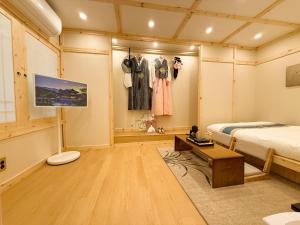 Alley Hanok Stay - A charming accommodation in the original downtown areayou can experience the hanok and Busan