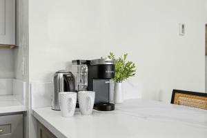 Upscale, quiet condo near Rady Hospital