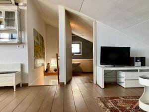 Unique lakeside house with sauna and panoramic harbour views 5 guests