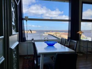 Unique lakeside house with sauna and panoramic harbour views 5 guests