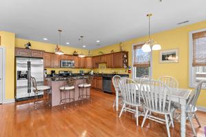 Wildwood Crest Condo with Ocean Views & Heated Pool