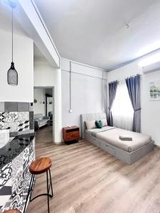 Lafayette De Saigon - SGs Historical Core, Ben Thanh Market & Opera House