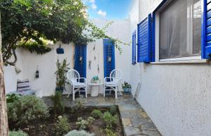 Small traditiional home near the shops and restaurants in Korissia, Kea
