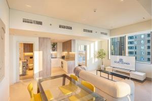 Modern Apartment with Panoramic Sea Views