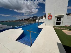 Apartamento Frente a la Playa con Piscina y Terraza en Puerto Marina