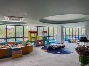 Bright 1BR Kora Beach 200m to Beach Resort Pools & Gym