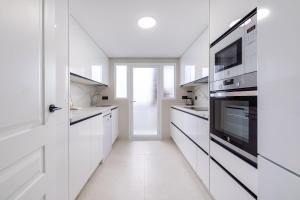 PUERTO DE BENALMÁDENA APARTAMENTO VACACIONAL con VISTAS AL MAR Y YATES TRES HABITACIONES 2 BAÑOS