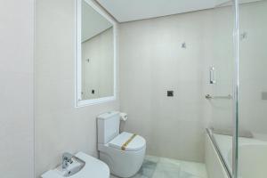 PUERTO DE BENALMÁDENA APARTAMENTO VACACIONAL con VISTAS AL MAR Y YATES TRES HABITACIONES 2 BAÑOS