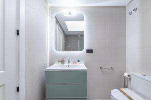 PUERTO DE BENALMÁDENA APARTAMENTO VACACIONAL con VISTAS AL MAR Y YATES TRES HABITACIONES 2 BAÑOS