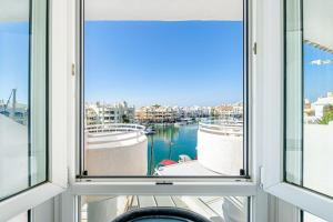 PUERTO DE BENALMÁDENA APARTAMENTO VACACIONAL con VISTAS AL MAR Y YATES TRES HABITACIONES 2 BAÑOS