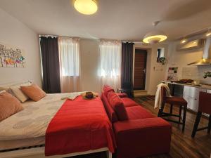 Piccola Red Studio - 50m from the beach